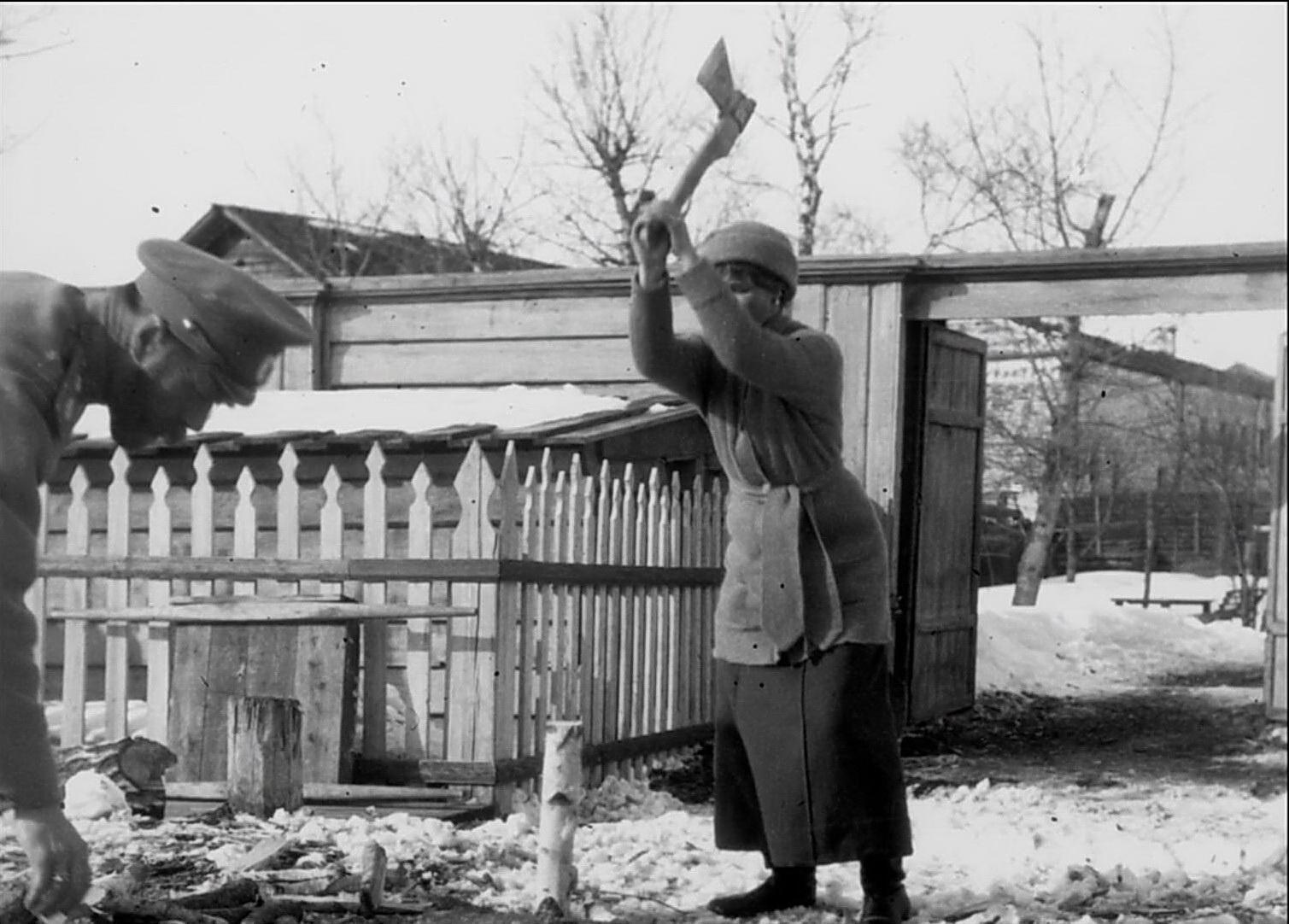 Ссылка фотографии. Николай 2 Тобольск 1918. Семья Николая 2 в ссылке в Тобольске. Царская семья в Тобольске 1918. Николай 2 в Тобольске.